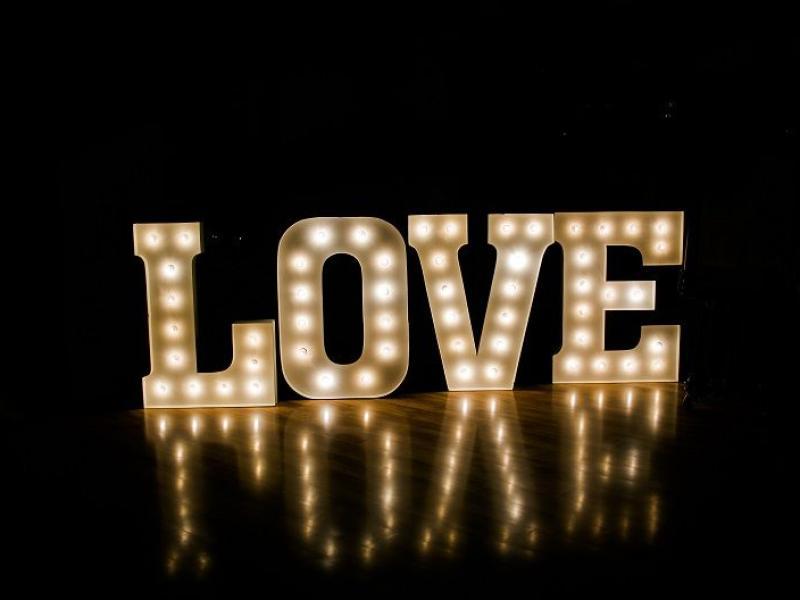 świecący napis LOVE