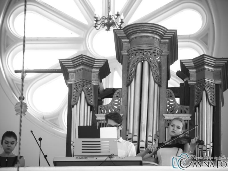 Oprawa muzyczna ślubu w kościele; skrzypce, gitara, śpiew