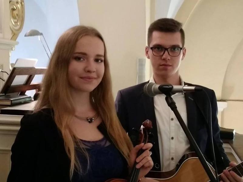 Oprawa muzyczna ślubu w kościele; skrzypce, gitara, śpiew